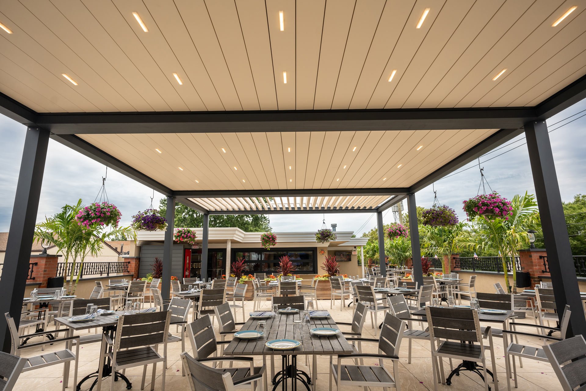 Retractable Awnings for Restaurants, Hotels, Clubs | Pergola Roof